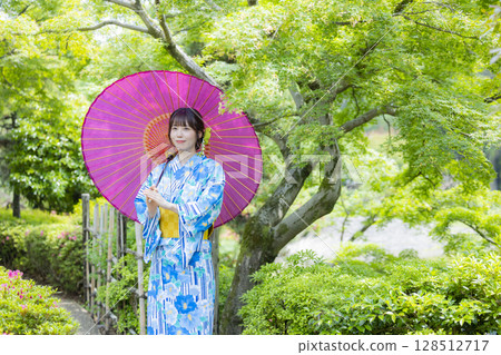 浴衣和日本傘的女人 浴衣和日本傘的女人 128512717