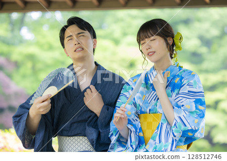 Men and women on a date in yukata 128512746