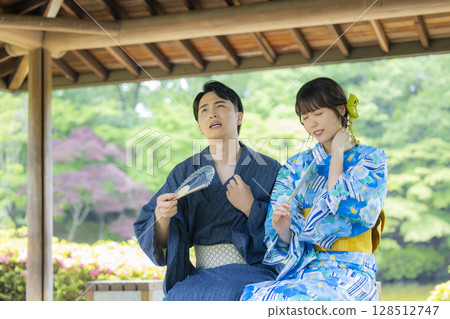 Men and women on a date in yukata 128512747