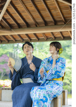 穿著浴衣約會的男女 128512748