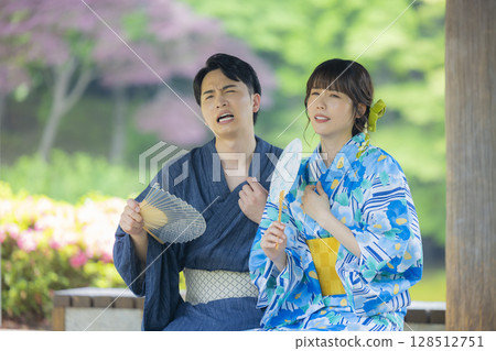 Men and women on a date in yukata 128512751