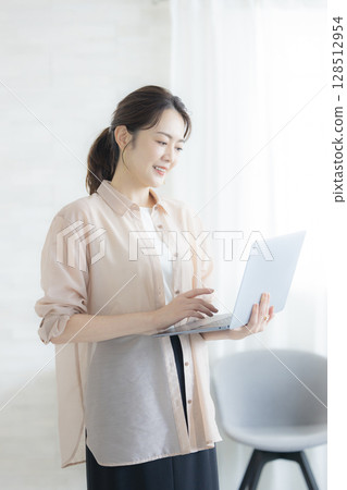 在辦公室工作的婦女 128512954