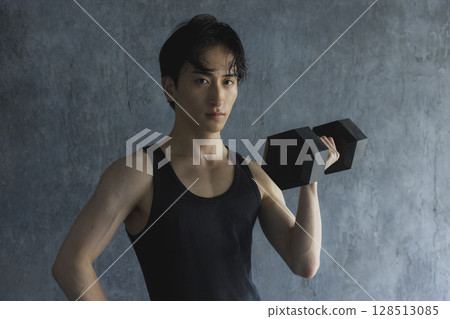 男子用啞鈴訓練 男子用啞鈴訓練 128513085