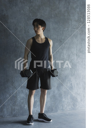 男子用啞鈴訓練 男子用啞鈴訓練 128513086