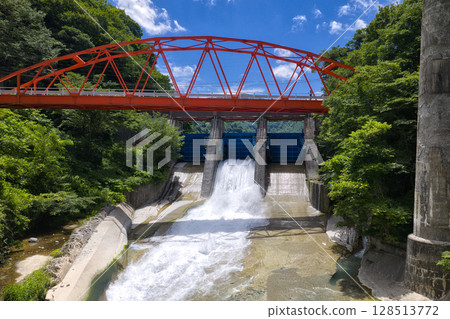 長野縣白馬村姬川第二水壩的放水和紅色鐵橋（無人機空拍照片） 128513772