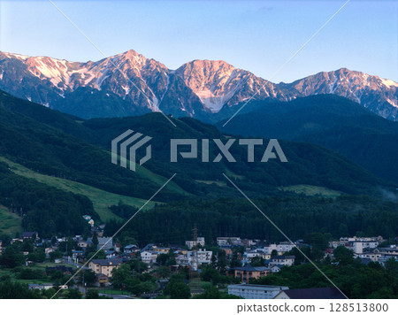 夏日白馬三山與白馬村的朝霞 長野縣白馬村（無人機空拍） 128513800