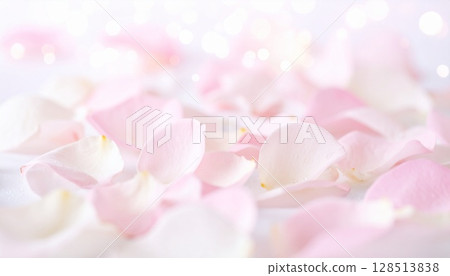夢幻般的背景，柔軟的粉紅色玫瑰花瓣和閃閃發光的露珠 128513838