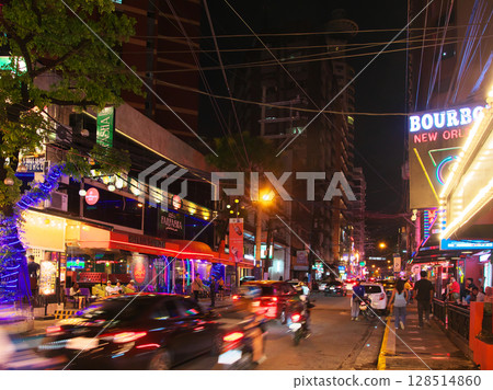 菲律賓在行動－馬尼拉城市景觀中繁華的布爾戈斯街的夜景（2025 年 5 月） 128514860