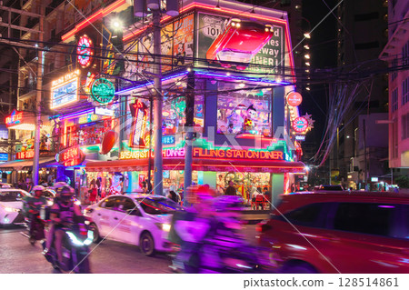 菲律賓在行動-馬尼拉城市景觀中繁華的布爾戈斯街的夜景(2025 年 5 月) 菲律賓在行動-馬尼拉城市景觀中繁華的布爾戈斯街的夜景(2025 年 5 月) 128514861