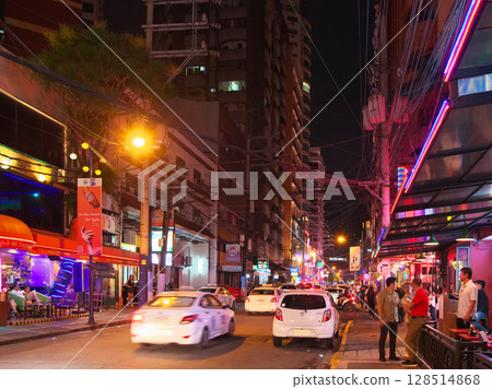 菲律賓在行動－馬尼拉城市景觀中繁華的布爾戈斯街的夜景（2025 年 5 月） 128514868