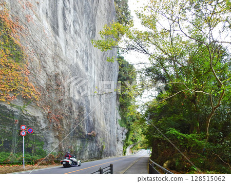Popular tourist spot Yabakei, Oita Prefecture Autumn Blue Cave 128515062