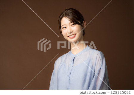 一位面帶棕色背景的微笑女性,適合商務場合 一位面帶棕色背景的微笑女性,適合商務場合 128515091