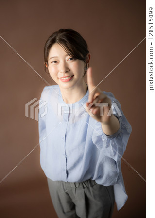 A smiling woman with a brown background that is easy to use in business situations Number one (no1), recommendations, and points A smiling woman with a brown background that is easy to use in business situations Number one (no1), recommendations, and points 128515099