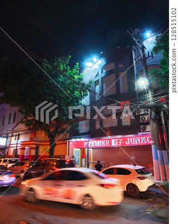 菲律賓在行動-馬尼拉城市景觀中繁華的布爾戈斯街的夜景(2025 年 6 月) 菲律賓在行動-馬尼拉城市景觀中繁華的布爾戈斯街的夜景(2025 年 6 月) 128515102