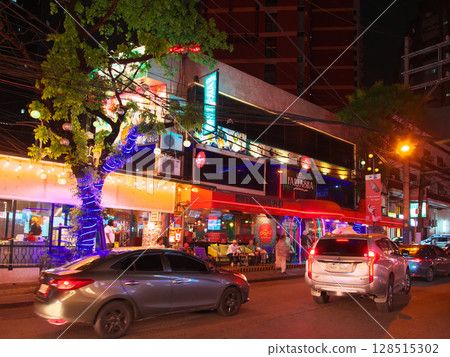 菲律賓在行動-馬尼拉城市景觀中繁華的布爾戈斯街的夜景(2025 年 6 月) 菲律賓在行動-馬尼拉城市景觀中繁華的布爾戈斯街的夜景(2025 年 6 月) 128515302