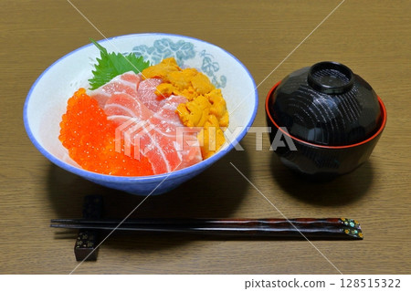 Seafood bowl (sea urchin, fatty tuna, salmon roe) 128515322