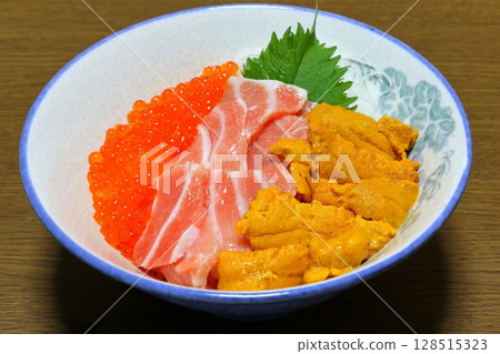 Seafood bowl (sea urchin, fatty tuna, salmon roe) 128515323