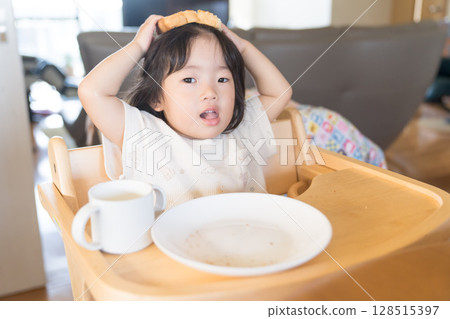 日本幼兒在家吃早餐 128515397