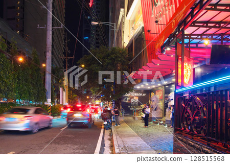 活力菲律賓－馬尼拉城市景觀中繁華的卡拉延街夜景（2025 年 6 月） 128515568