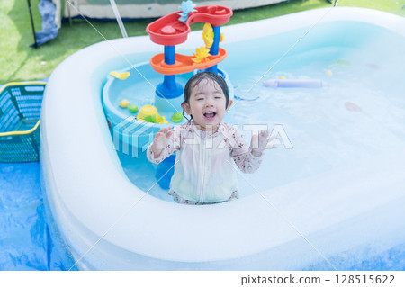 Japanese toddlers playing in the garden pool 128515622