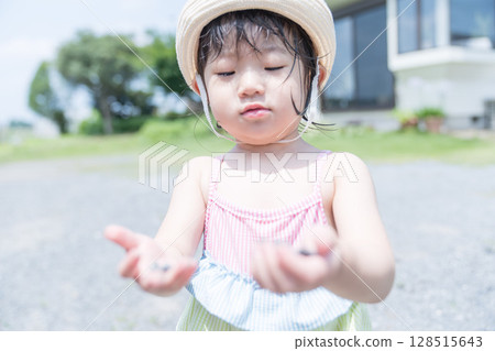 Japanese toddlers playing in the garden pool 128515643