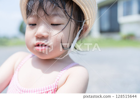 日本幼兒在花園游泳池玩耍 128515644
