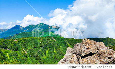 夏季攀登妙高山(從北峰頂眺望燒山、火內山) 夏季攀登妙高山(從北峰頂眺望燒山、火內山) 128515653