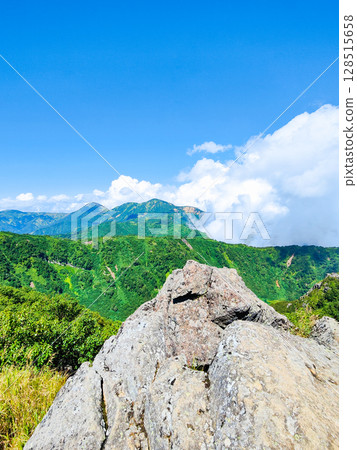 夏季攀登妙高山(從北峰頂眺望燒山、火內山) 夏季攀登妙高山(從北峰頂眺望燒山、火內山) 128515658