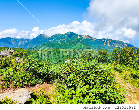 夏季攀登妙高山（從北峰頂眺望燒山、火內山） 128515681