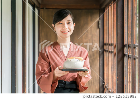 在老字號溫泉旅館、高級旅館、旅館工作的中井小姐和女房東 在老字號溫泉旅館、高級旅館、旅館工作的中井小姐和女房東 128515982