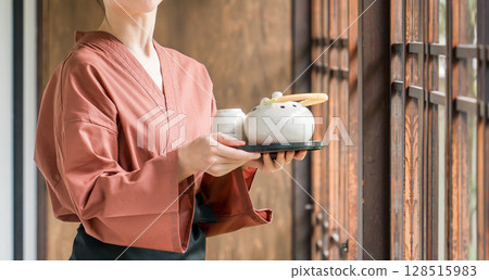 在老字號溫泉旅館、高級旅館、旅館工作的中井小姐和女房東 在老字號溫泉旅館、高級旅館、旅館工作的中井小姐和女房東 128515983