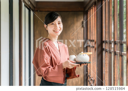 Nakais and proprietresses working at long-established hot spring inns, luxury inns, and temple lodgings 128515984