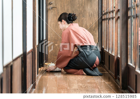 在老字號溫泉旅館、高級旅館、旅館工作的中井小姐和女房東 128515985