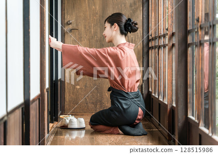 在老字號溫泉旅館、高級旅館、旅館工作的中井小姐和女房東 在老字號溫泉旅館、高級旅館、旅館工作的中井小姐和女房東 128515986