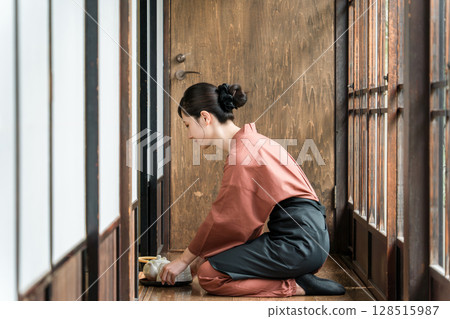 Nakais and proprietresses working at long-established hot spring inns, luxury inns, and temple lodgings 128515987
