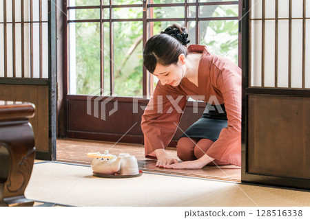 Nakais and proprietresses working at long-established hot spring inns, luxury inns, and temple lodgings 128516338