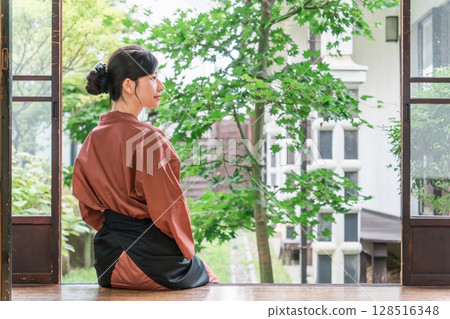 Nakais and proprietresses working at long-established hot spring inns, luxury inns, and temple lodgings 128516348