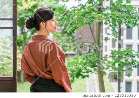 在老字號溫泉旅館、高級旅館、旅館工作的中井小姐和女房東 在老字號溫泉旅館、高級旅館、旅館工作的中井小姐和女房東 128516350