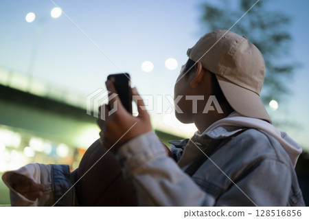 晚上藍色時刻,一個男孩拿著籃球拍照,垂直發佈在社群媒體上 晚上藍色時刻,一個男孩拿著籃球拍照,垂直發佈在社群媒體上 128516856