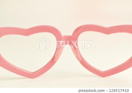 pink heart shape of glasses on pastel color background 128517410