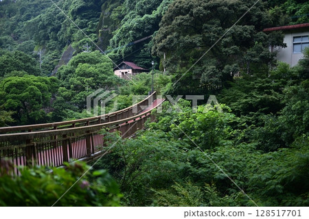 山間河流上的橋 山間河流上的橋 128517701