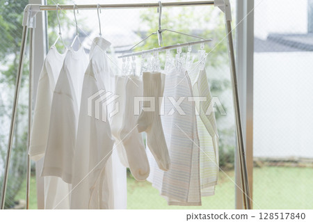 在房間裡晾乾衣服圖片 在房間裡晾乾衣服圖片 128517840