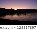 黃昏的屈斜路湖 128517897