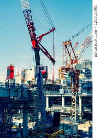變化中的東京：JR澀谷站西口施工中 2025.06 e-3 強調暖色和冷色 128518905