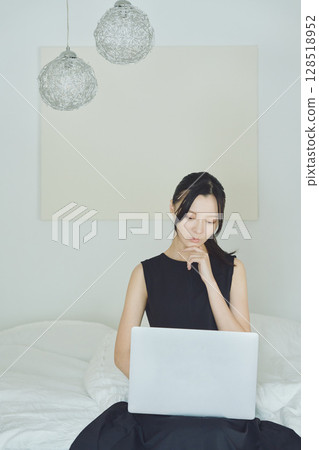 女人在家做遠程辦公 128518952