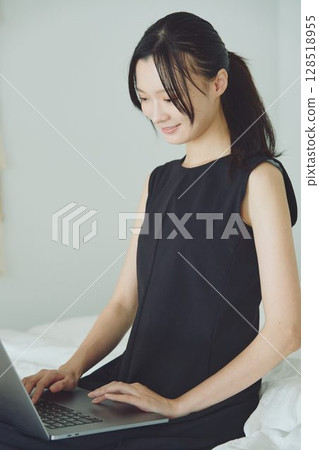 女人在家做遠程辦公 128518955