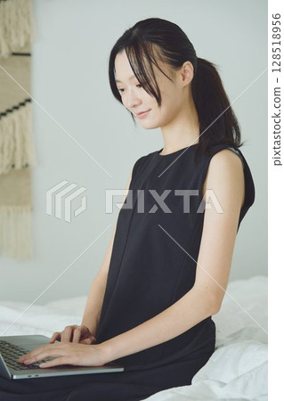 女人在家做遠程辦公 128518956