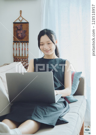 女人在家做遠程辦公 128518957