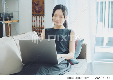 女人在家做遠程辦公 128518958