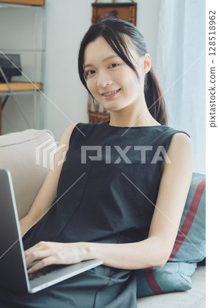 女人在家做遠程辦公 128518962
